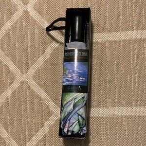 Galleria Reverse Close Umbrella with Water Lily Design